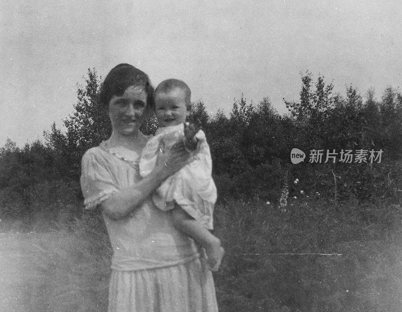 加拿大萨斯喀彻温省萨斯卡通的母女- 1925年